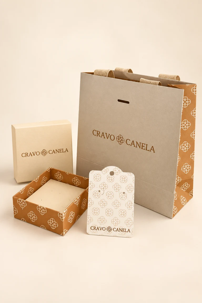 Sacola premium Cravo Canela com caixa e tag da mesma linha.