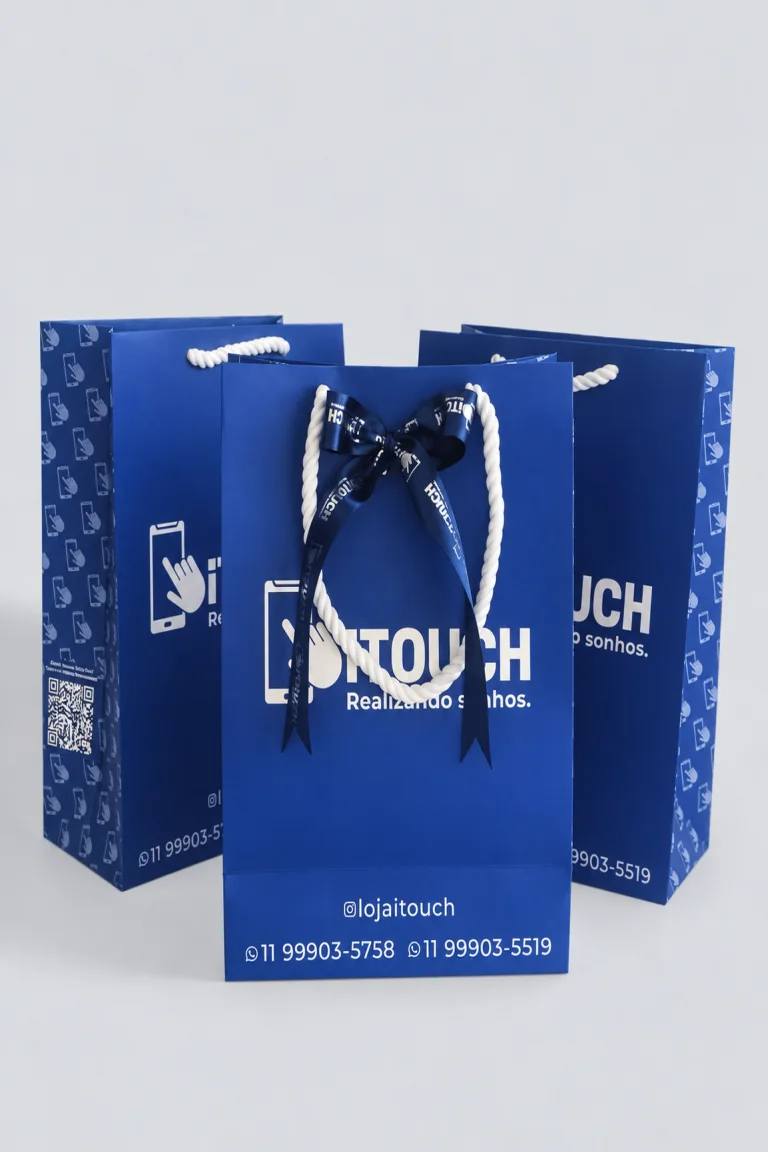 Conjunto de três sacolas ITOUCH em papel azul com impressão branca, alças de cordão e laço personalizado.