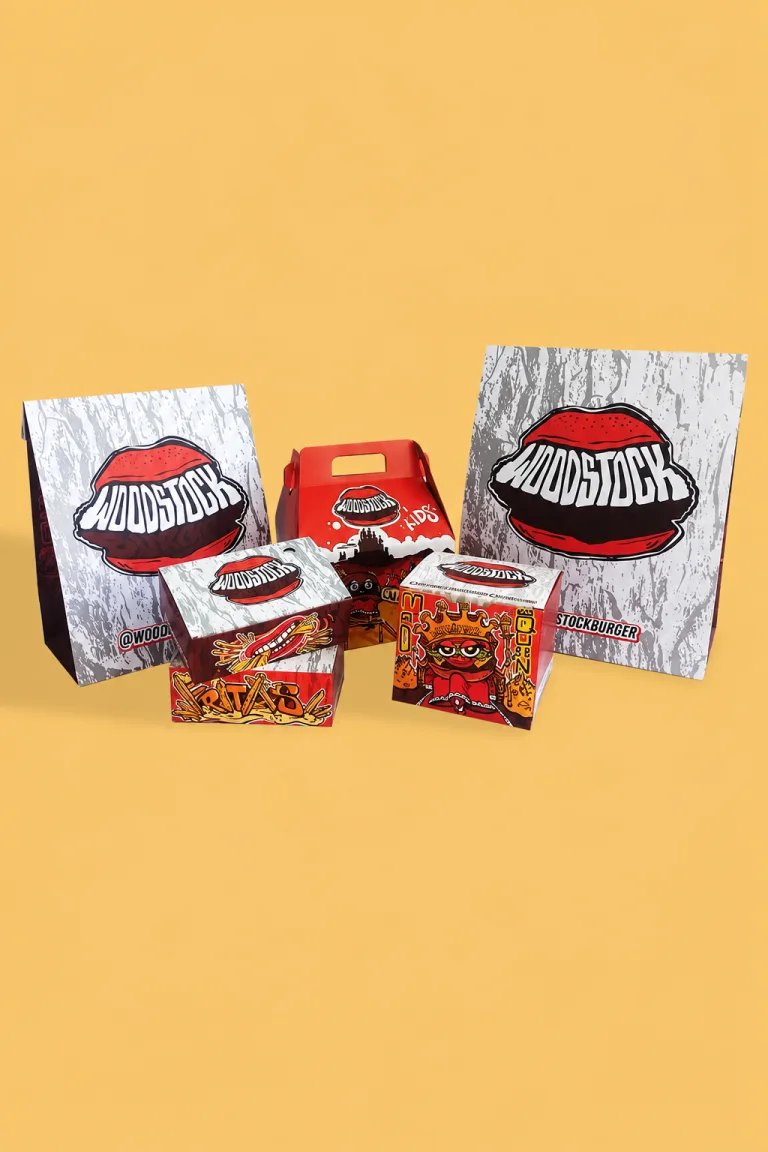 Conjunto de caixas e sacolas personalizadas para delivery da Woodstock.