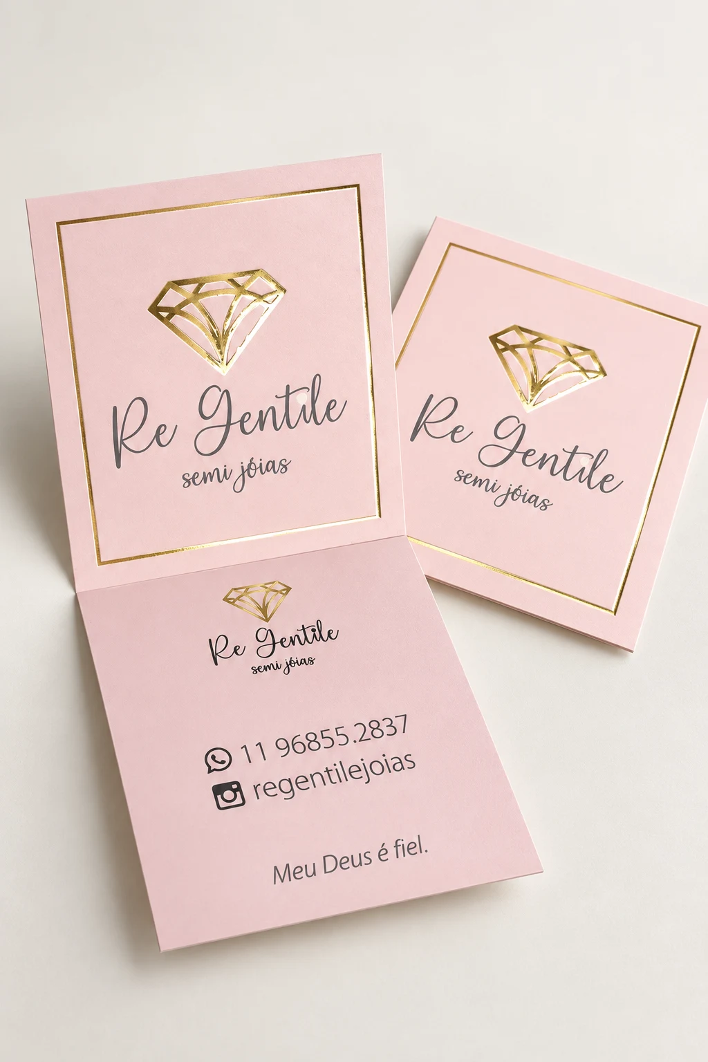 Cartões de visita rosa da Re Gentile semi joias com detalhes dourados.