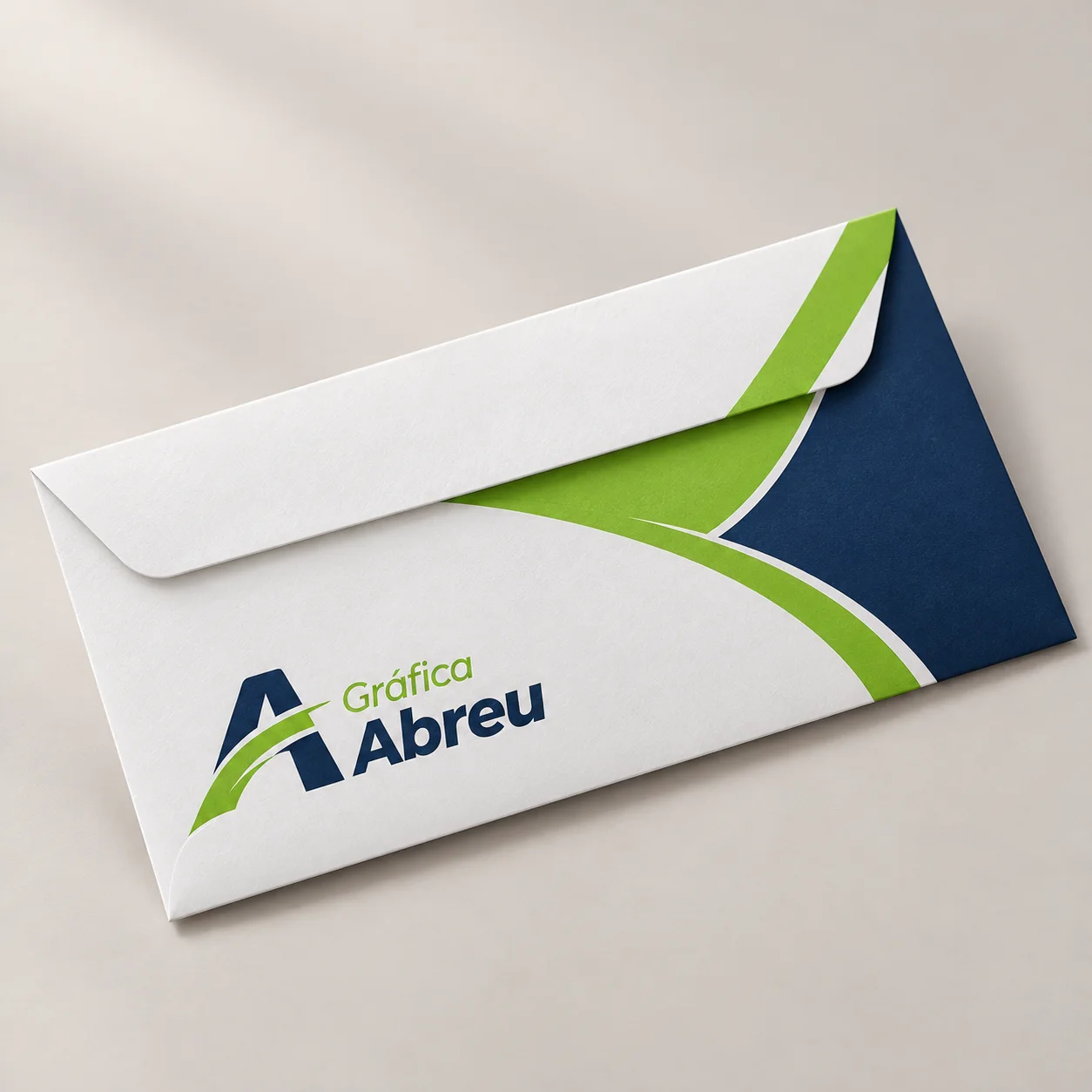 Mockup conceitual de envelope Gráfica Abreu branco com faixas verdes e azuis.