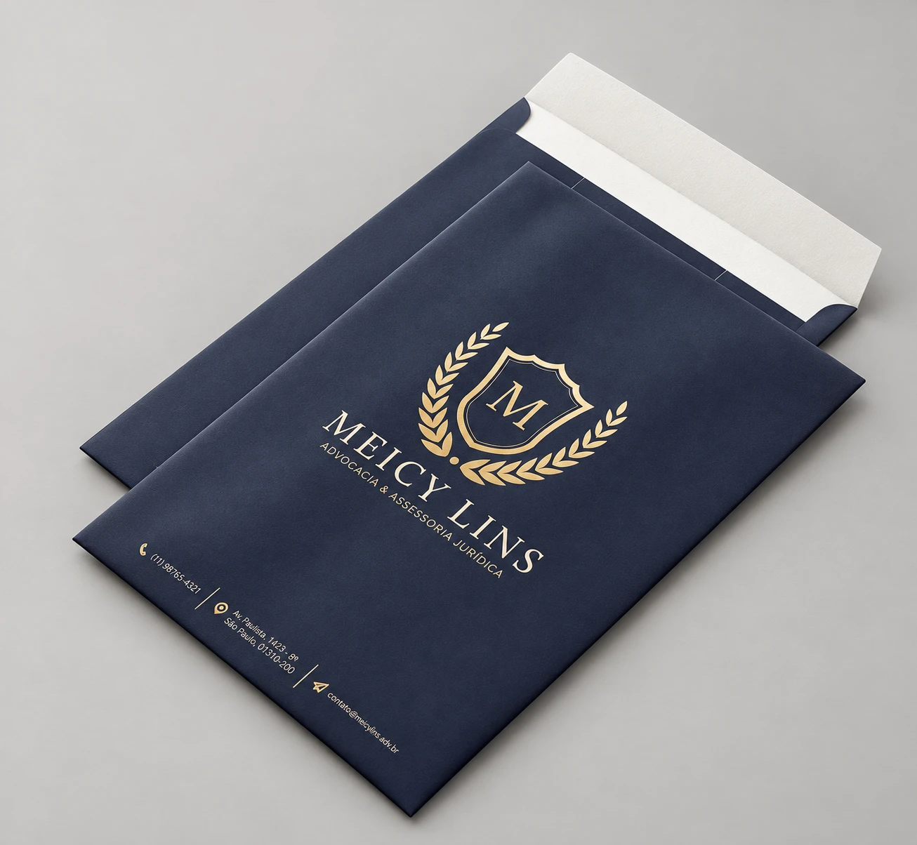 Envelope institucional Meicy Lins em azul escuro com impressão dourada.