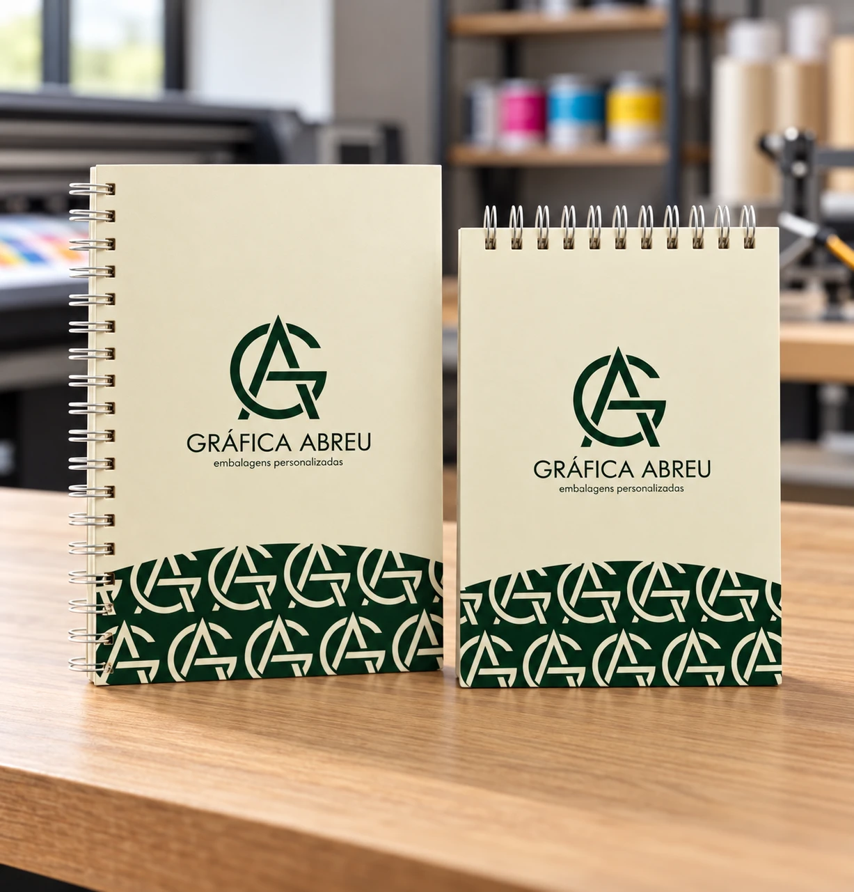 Dois cadernos da Gráfica Abreu com capas claras personalizadas e encadernação wire-o.