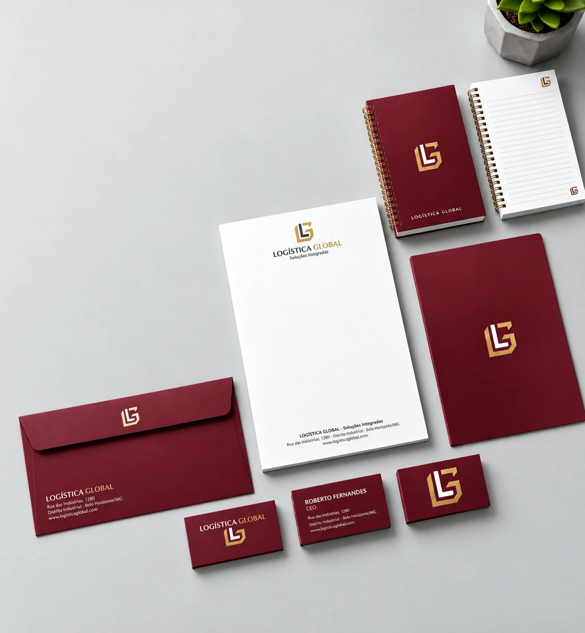 Conjunto de papelaria corporativa da Logística Global com cadernos, bloco, envelopes e cartões personalizados.