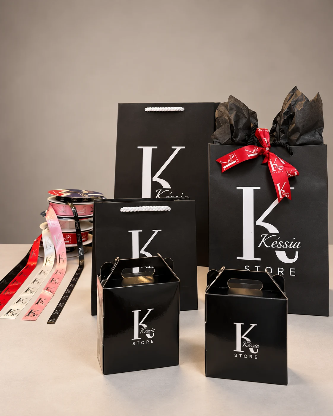 Sacolas e embalagens pretas personalizadas da Kessia Store.