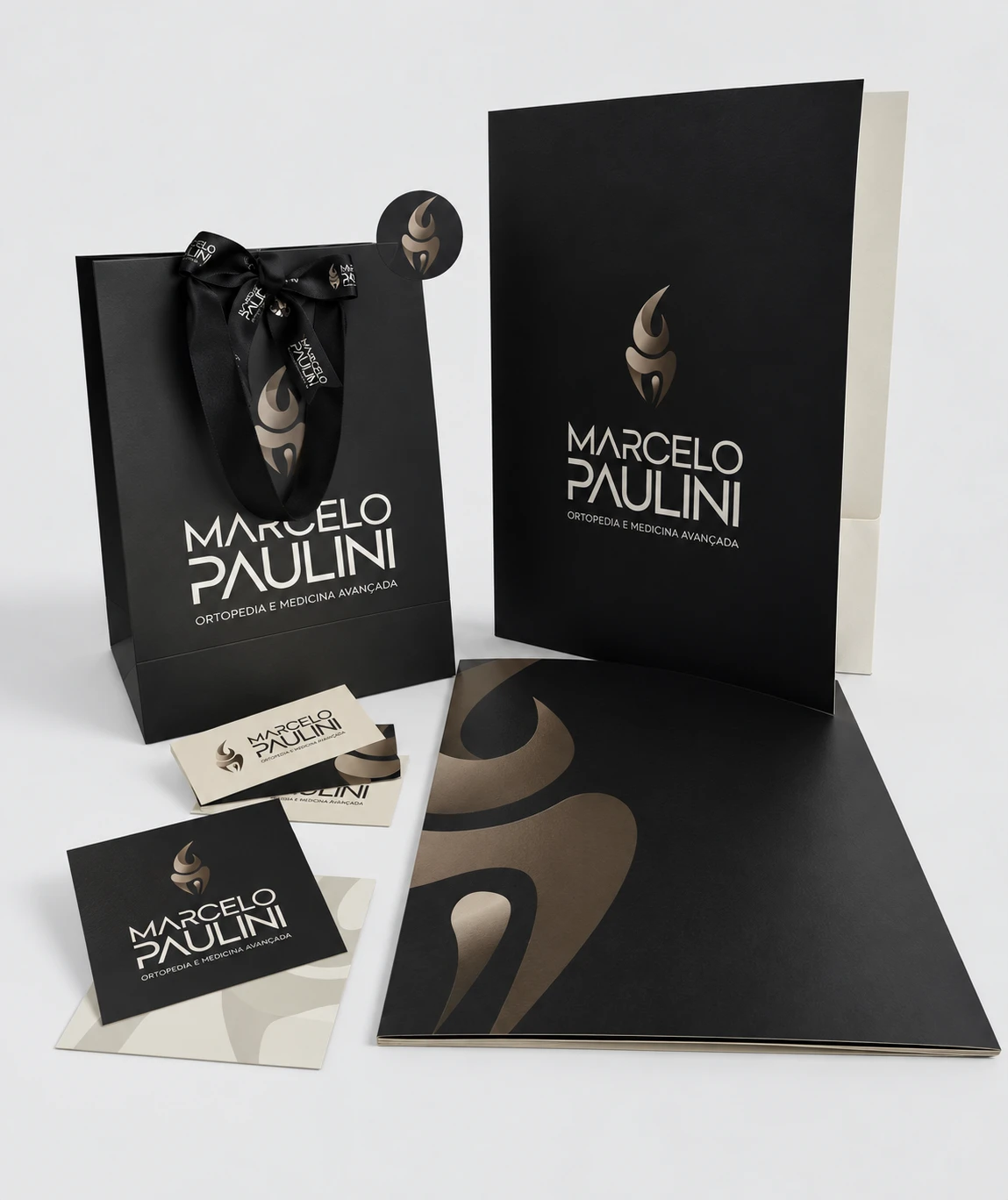 Kit Marcelo Paulini com pasta institucional, cartões de visita e sacola preta.