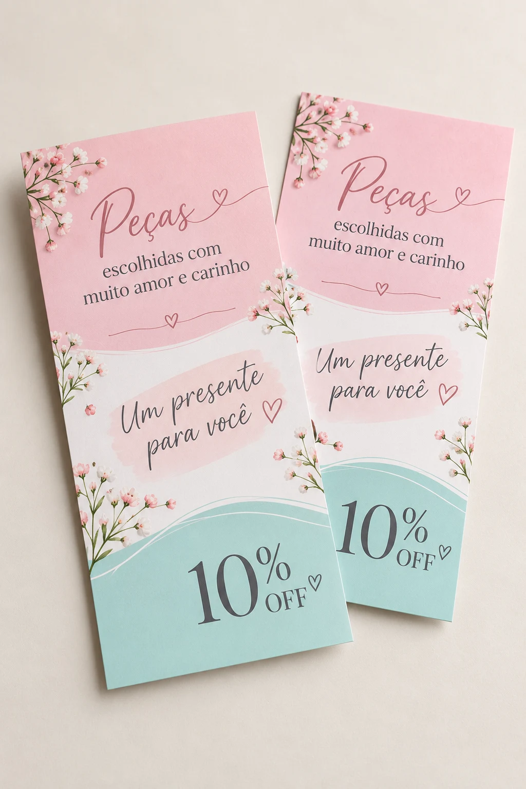 Dois panfletos promocionais em rosa e verde-claro com oferta de desconto.